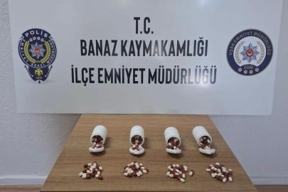 Uşak’ta polisten kaçan araçtan atılan poşette 197 adet sentetik ecza hapı ele geçirildi