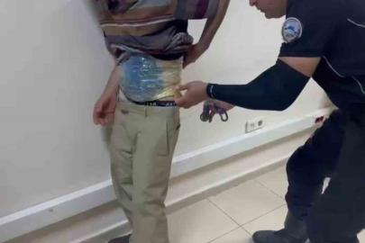 Uyuşturucuyu bantla beline ve bacaklarına saran zehir taciri hayrete düşürdü