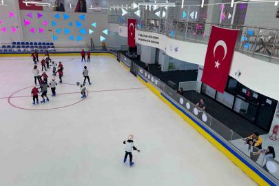 Van’da 30 derece sıcaklıkta buz pateni keyfi