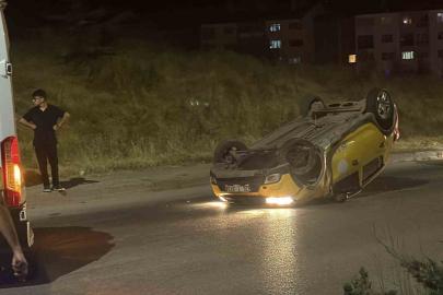 Virajı alamayan ticari taksi ters döndü: 2 yolcu yaralandı