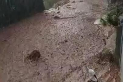 Yahyalı’da yağış sele neden oldu, evler araçlar zarar gördü