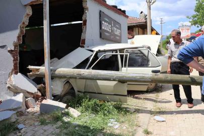 Yaşlı karı koca duvara çarpan otomobilde can verdi