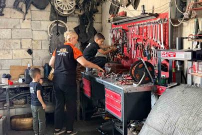 Yemek bırakmak için kocasının araç tamir atölyesine geldi, motor ustası oldu