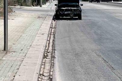 Yol kenarına bırakılan yanmış araç dikkat çekiyor