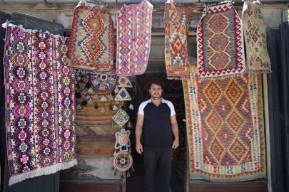 Yörük köylerinden topladığı halı ve kilimleri satarak geçmişi geleceğe taşıyor