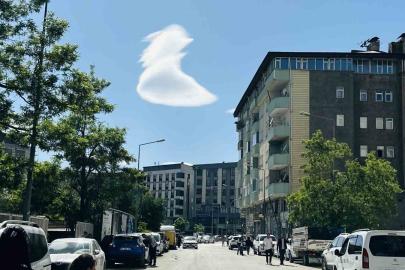 Yüksekova semalarında nadir görülen doğa olayı: "UFO" benzetmesi yapılan bulutlar hayran bıraktı