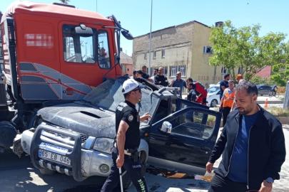 Yüksekova’da hafif ticari araç ile vinç çarpıştı: 1 yaralı