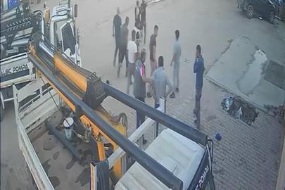 Yumruk, tokat ve tekmelerin havada uçuştuğu kavga kamerada