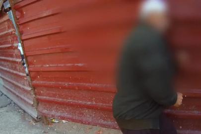 Zonguldak’ta zabıtaya direnen yaşlı adam başını defalarca demir kapıya vurdu