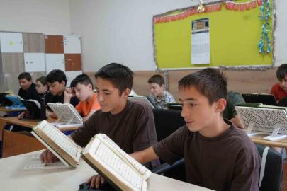 13 yaşındaki ikiz kardeşler birlikte Kur’an-ı Kerim’i ezberleyerek hafız oldu