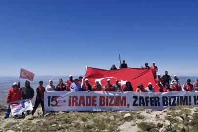 15 Temmuz için zirveye tırmandılar