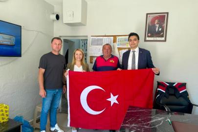 15 Temmuz öncesi esnafa Türk bayrağı dağıtıldı