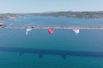 15 Temmuz Şehitler Köprüsü’ne asılan dev Türk bayrağı havadan görüntülendi