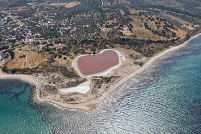 2 bin yıllık antik liman, kalpli pembe göle dönüştü