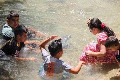 40 metreden dökülen buz gibi sular sıcaktan bunalanları ağırlıyor