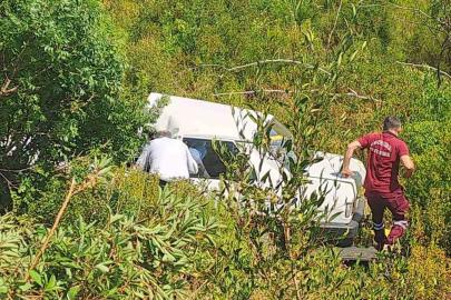 5 metreden şarampole yuvarlanan otomobildeki 2 kişi yaralandı