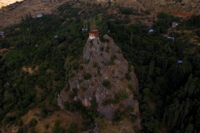 96 basamaklı kayalıkların üzerindeki ev 30 milyon liradan satışa sunuldu