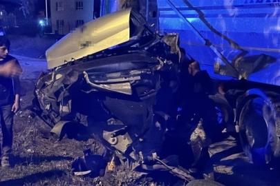 Ağaca çarpan otomobil ikiye bölündü, sürücü hafif sıyrıklarla kurtuldu