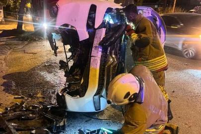 Ağaca çarparak yan yatan otomobildeki 2 kişi yaralandı