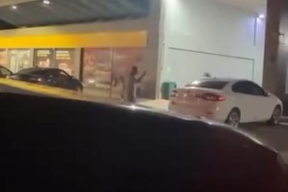 Akaryakıt istasyonunda sopalı kavga kamerada