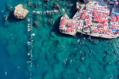 Akdeniz’in berrak sularında falez manzaralı su cimnastiği