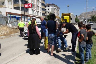Akülü sandalyesiyle ters yöne giren engelli vatandaşa otomobil çarptı