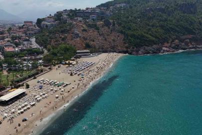 Alanya’da hava 33, deniz 29 dereceyi gördü, turistler denize koştu
