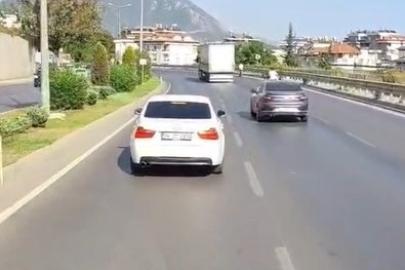 Alanya’da itfaiyeye yol vermeyen sürücü cep telefonu kamerasında