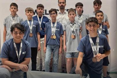 Aliağalı öğrenciler, İtalya’daki kodlama olimpiyatından 17 dereceyle döndü