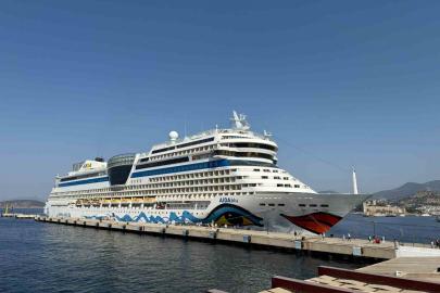 Alman turistleri taşıyan dev kruvaziyer Bodrum’a demirledi