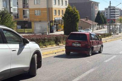Ani manevra yapan sürücü yoluna devam etti, arkadaki araçlar kaza yaptı
