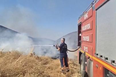 Anız yangınına ekiplerin müdahalesi sürüyor