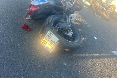 Ankara-Eskişehir yolunda iki motosiklet aynı istikametteki otomobile çarptı: 2 yaralı