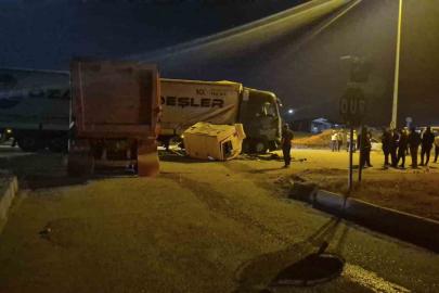 Ankara’da hafriyat kamyonu tıra yandan çarptı: 1 yaralı