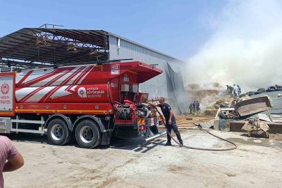 Antalya’da besihanede çıkan yangında 60 saman balyası kül oldu
