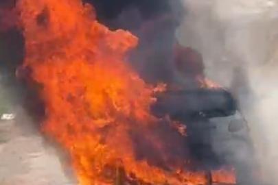 Antalya’da seyir halindeki otomobil alev topuna döndü