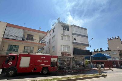 Antalya’da yangında ev sahibi ve bir itfaiye eri dumandan etkilendi