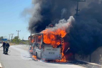 Antalya’da yolcu midibüsü alev alev yandı, sürücü yolcuları tahliye etti