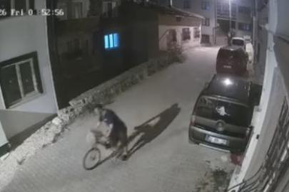 Apartmana girip elini kolunu sallayarak ayakkabı ve bisiklet çaldı