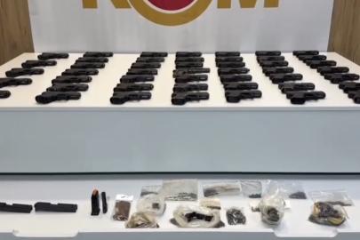 Aracın döşeme içlerine gizlenen 47 tabanca ele geçirildi