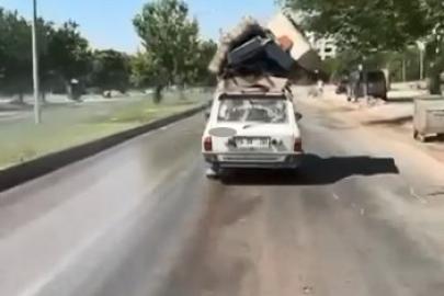 Aracının tavanına malzeme bağlayan sürücü, trafiği tehlikeye attı