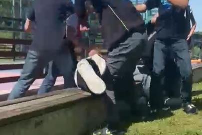 Arnavutköy’de çocuklar arasındaki kavga kamerada: acımasızca saldırdılar