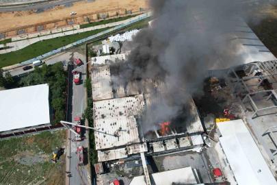 Arnavutköy’de sünger fabrikasında çıkan yangın 3 saatte kontrol altına alındı