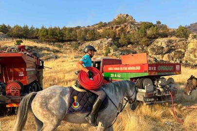Atlı jandarmalar yangın bölgesine hortum taşıdı