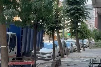 Avcılar’da binanın parçalarını söküp tedbirsiz sokağa attılar
