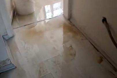 Avcılar’da İSKİ borusu patladı, evi su bastı