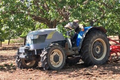 Bahçede traktörle çalışırken kafasına ağaç dalı çarpan çiftçi hayatını kaybetti
