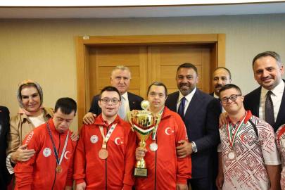 Bakan Bak özel sporcular ile bir araya geldi