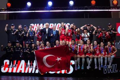 Bakan Bak’tan Milletler Ligi şampiyonu Filenin Sultanları’na tebrik