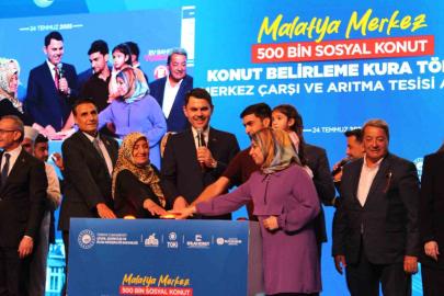 Bakan Kurum: "Deprem bölgesinde son vatandaş evine kavuşana kadar ayrılmayacağız"